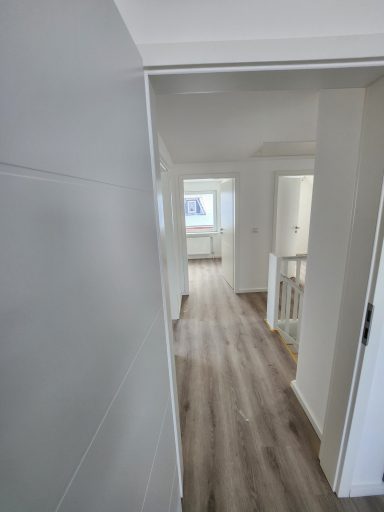 Flur im OG in "Hell" und mit neuen Zimmertüren