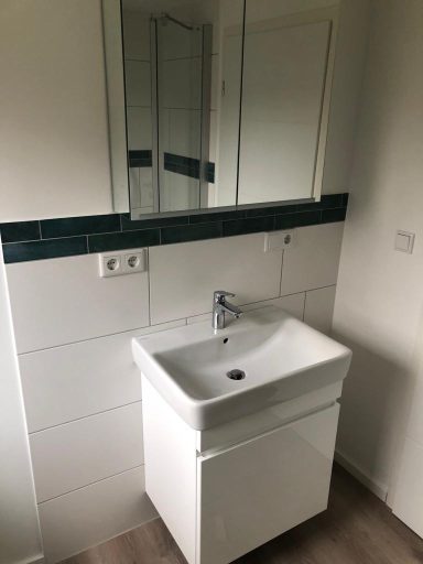 Waschtisch und Spiegelschrank im Bad OG