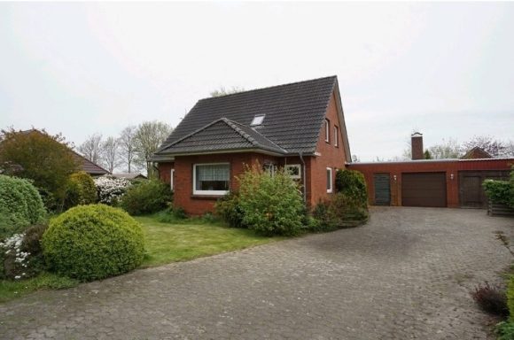 Ansicht von vorne, Haus und Einfahrt