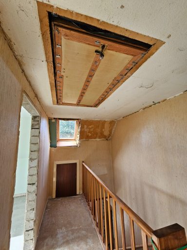 Flur und Treppenhaus OG, Rückbau Holzdecken und Fußböden abgeschlossen