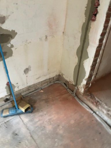 Stromkabel, Steckdosen und Schalter auf der Betonplatte in der Küche. Später verlaufen die Kabel dann im Estrich