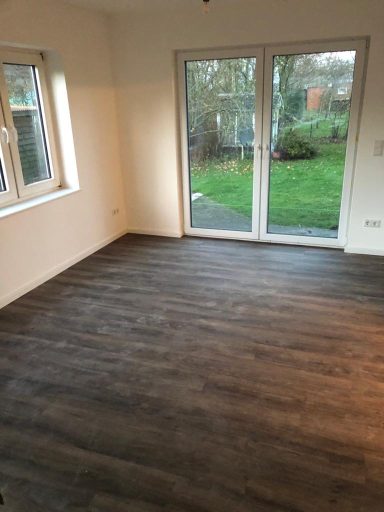 Designboden im Esszimmer. Zimmerdecke & Wände sind gestrichen.