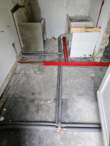 HWR: Hundedusche (li) und Sockel für WaMa & Trockner (re). Der Durchgang zum Bad ist geschlossen. Durchgang zur Küche (re) geöffnet.