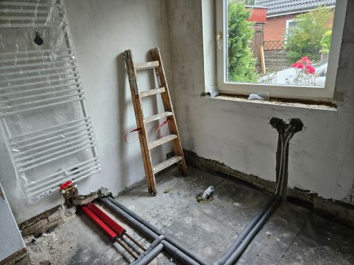 Anschlüsse für die Badewanne. Durchgang zum Hauswirtschaftsraum (links) ist geschlossen.