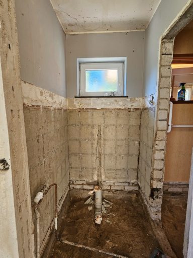 Durchbruch vom Bad zum Gäste WC. Rechts die ehemalige Garderobe. Dort wird das neue Gäste-WC eingebaut. Dieser Durchgang wird geschlossen.