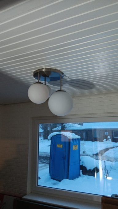 Deckenlampe im Windfang