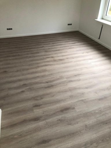 Designboden & Sockel im Schlafzimmer im OG