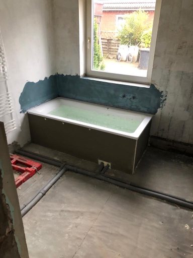 Badewanne im Bad im EG.