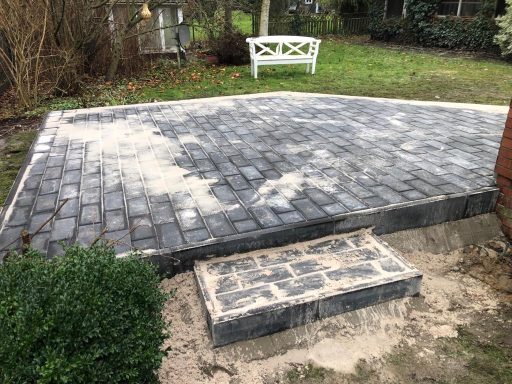 Die neue Terrasse lädt bald zum Entspannen ein