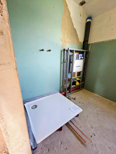 Bad OG: Duschtasse, Unterbau WC und Lüftungsrohr