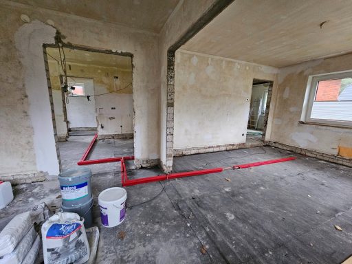Betonboden im EG und neue Heizungsrohre