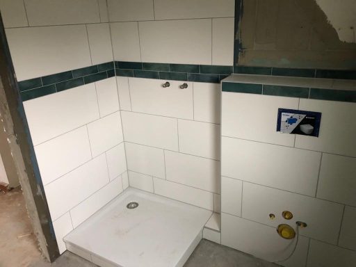 Dusche im OG mit Wandfliesen.