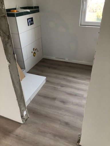 Designboden & Sockel im Bad im OG