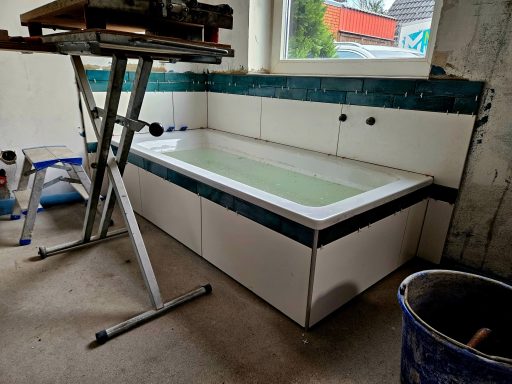 Fliesen an der Badewanne im EG...