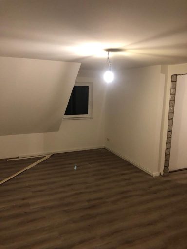 Alles tapeziert und gestrichen im Schlafzimmer