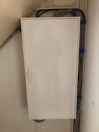 Alle Kabel gebündelt: Neuer Sicherungskasten