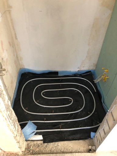 Fußbodenheizung neues Gäste-WC im EG. Hier befand sich zuvor die Garderobe.
