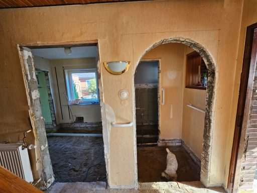 links Duschbad, rechts Garderobe (zukünftig Gäste-WC) und dahinter das bisherige Gäste-WC (zukünftig Duschnische).