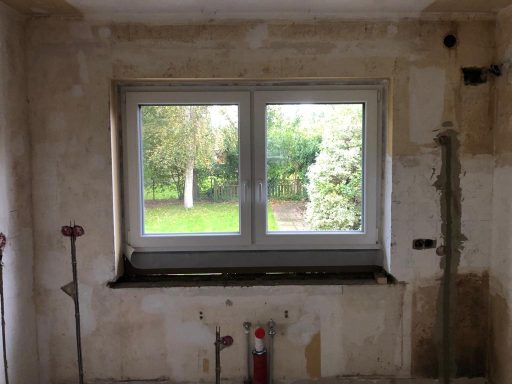 Neues Fenster und Stromanschlüsse Küche. Das alte Fenster endete unterhalb der zukünftigen Arbeitsplatte und wurde daher ersetzt.