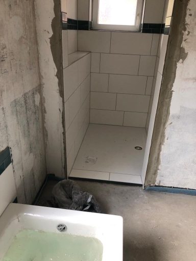Dusche im EG ist gefliest & verfugt