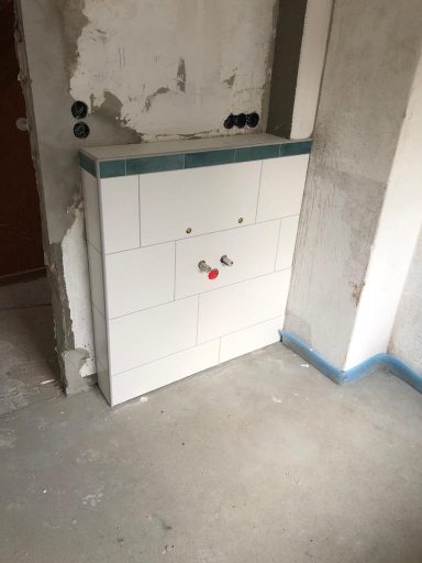 Waschtischwand im Bad EG ist gefliest & verfugt