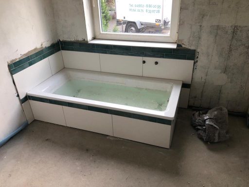 Badewanne ist gefliest & verfugt