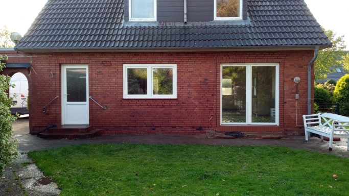 Blick aus dem Garten auf das neue Küchenfenster und auf die Terrassentür